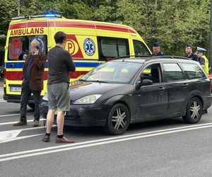 Piesza wbiegła pod samochód w centrum Warszawy