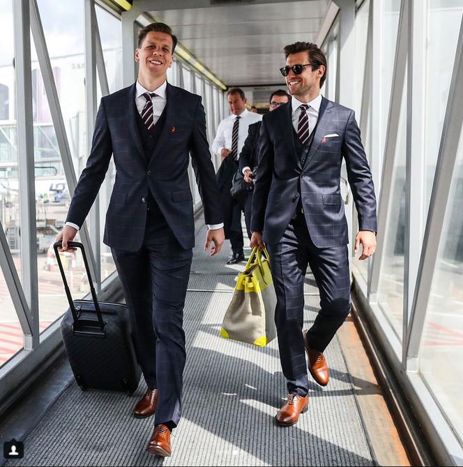 Wojciech Szczesny i Grzegorz Krychowiak w drodze do samolotu