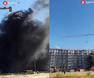 Pożar na terenie placu budowy w Krakowie. Gęsty, czarny dym widać było z oddali [WIDEO]