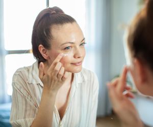 Stosuj po 40-tce, a zachowasz młodość na dłużej. Kosmetolog ma 3 cenne rady