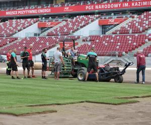 Rozkładanie murawy na Stadionie Narodowym