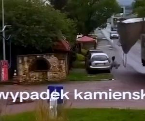 Pas od tira uderzył kobietę prosto w głowę. Wszystko widać na nagraniu