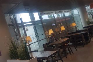 Wielki aktor nie boi się latać. Zobacz kogo wypatrzyliśmy na lotnisku bez maseczki