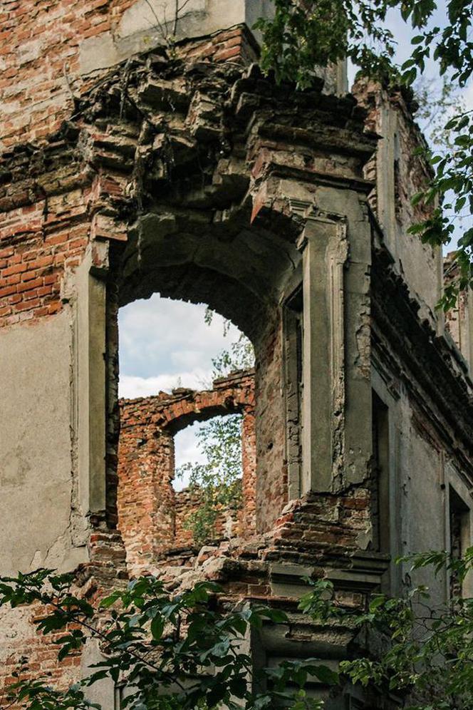 Malownicze ruiny schowane w niewielkiej wsi. Widok zapiera dech w piersiach! 