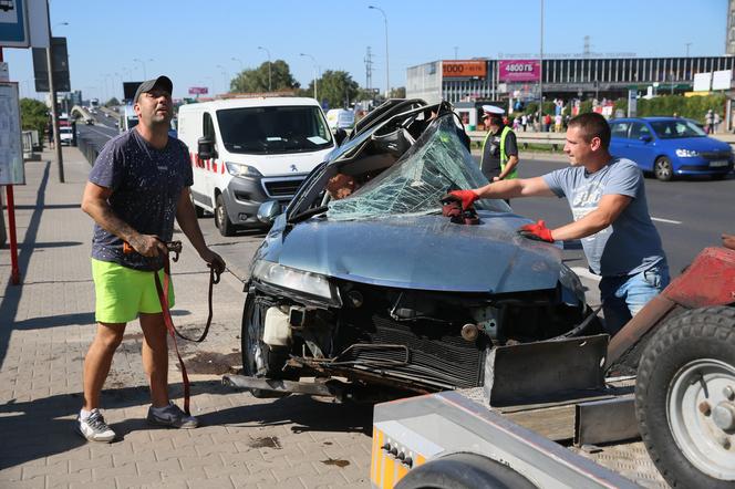 Wypadek w Alejach Jerozolimskich. Samochód uderzył w autobus. Kierowca osobówki nie żyje