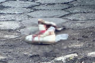 Emerytka zmiażdżona przez śmieciarkę w Warszawie. Na ulicy została plama krwi