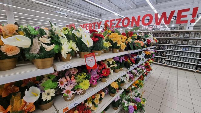 Auchan w Poznaniu: ceny zniczy przed Wszystkimi Świętymi 