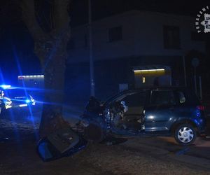 Groźny wypadek w Zawierciu. Samochód roztrzaskał się w drzewo. W środku uwięzione były dwie osoby