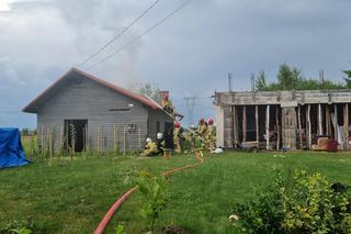 Pożar domu w Mrowli: W budynek uderzył piorun! Pożar gasiło 34 strażaków 