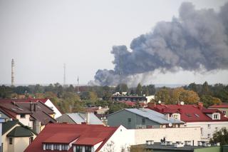 Pożar w Legionowie - ZDJĘCIA: Płonie hala z tworzywami sztucznymi przy ul. Sikorskiego