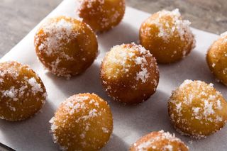 Minipączki bez drożdży. Szybki przepis bez wyrastania w 3 krokach