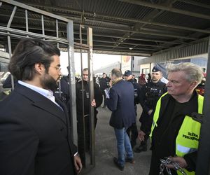 Komornicy na Modlińskiej. Nerwowe starcie przy hali na Białołęce. Ostry konflikt kupców z zarządcą hali