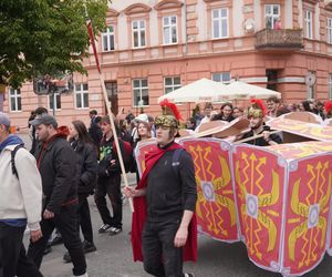 Rzeszowskie Juwenalia rozpoczęte. Barwny korowód przeszedł przez miasto 