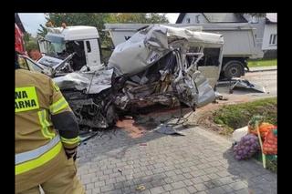 Dwaj kierowcy zginęli po zderzeniu busa z ciężarówką