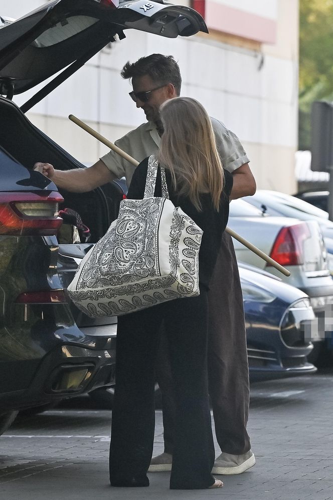 Agnieszka Kaczorowska i Marcin Rogacewicz z kijkiem wychodzą z treningu