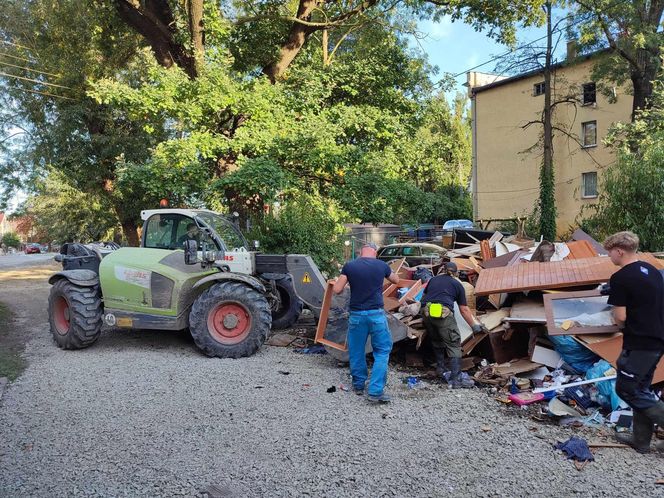 Siedleccy harcerze pracowali przy sortowaniu i wydawaniu darów, wywożeniu zniszczonych sprzętów i sprzątaniu zalanych domów. 