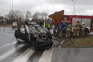 Wypadek w Wawrze. Roztrzaskali się osobówką. To cud, że nic im się nie stało!
