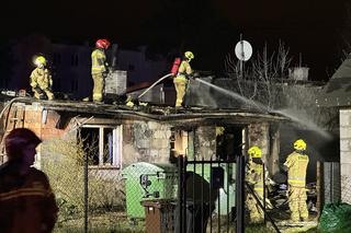 Gigantyczny pożar domku jednorodzinnego w Legionowie. 55-letni Tadeusz trafił do szpitala z poparzeniami całego ciała