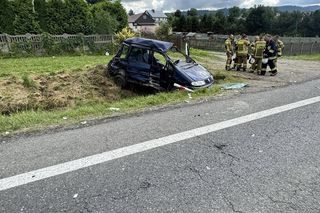 Nie zdążył skręcić. Jego auto zostało wepchnięte pod ciężarówkę! 8-latek w ciężkim stanie