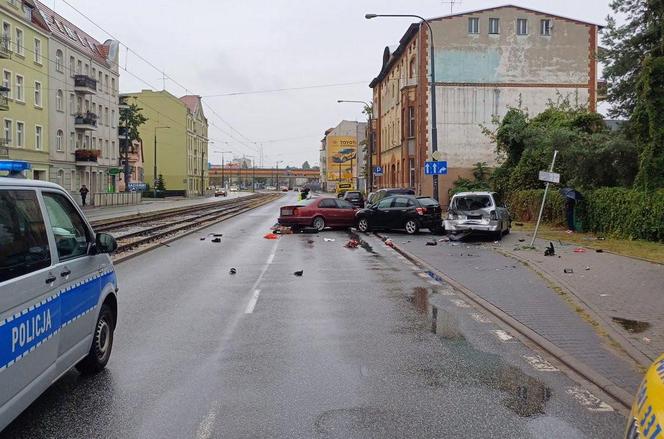 Fatalne skutki wyprzedzania w Bydgoszczy! 31-latek wbił się w zaparkowane auta