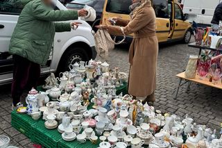 Wcisło buszuje na pchlim targu.