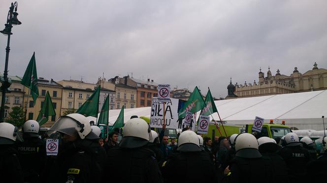 21 postulatów na krakowskim Marszu Równości, narodowcy odpowiedzieli swoimi hasłami.