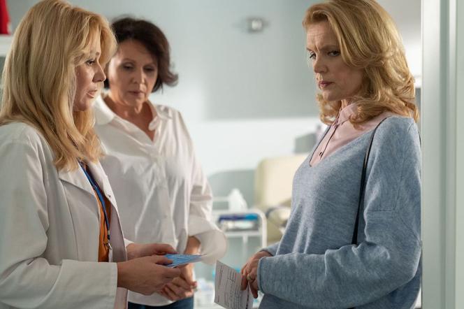 M jak miłość odc. 1419. Agata (Katarzyna Kwiatkowska), matka Lilki - Krystyna Banach (Dorota Chotecka), Marysia (Małgorzata Pieńkowska)