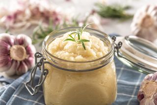 Naturalny odstraszacz na komary. Jedz 1 łyżeczkę tego produktu dziennie