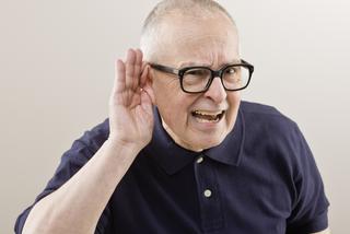 Niedosłuch to powszechny problem osób po 50. roku życia