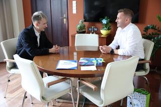 Nie umiał pływać, ale rzucił się na ratunek tonącemu chłopcu. Pan Bartosz został prawdziwym bohaterem!