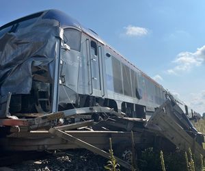 Tragiczny wypadek w Olszynach. Bus zderzył się z pociągiem