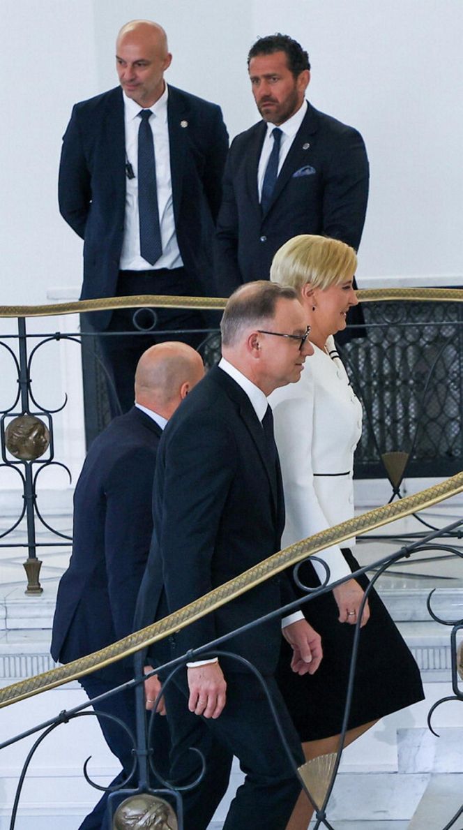 Agata Duda z kokardą na ramieniu w Sejmie