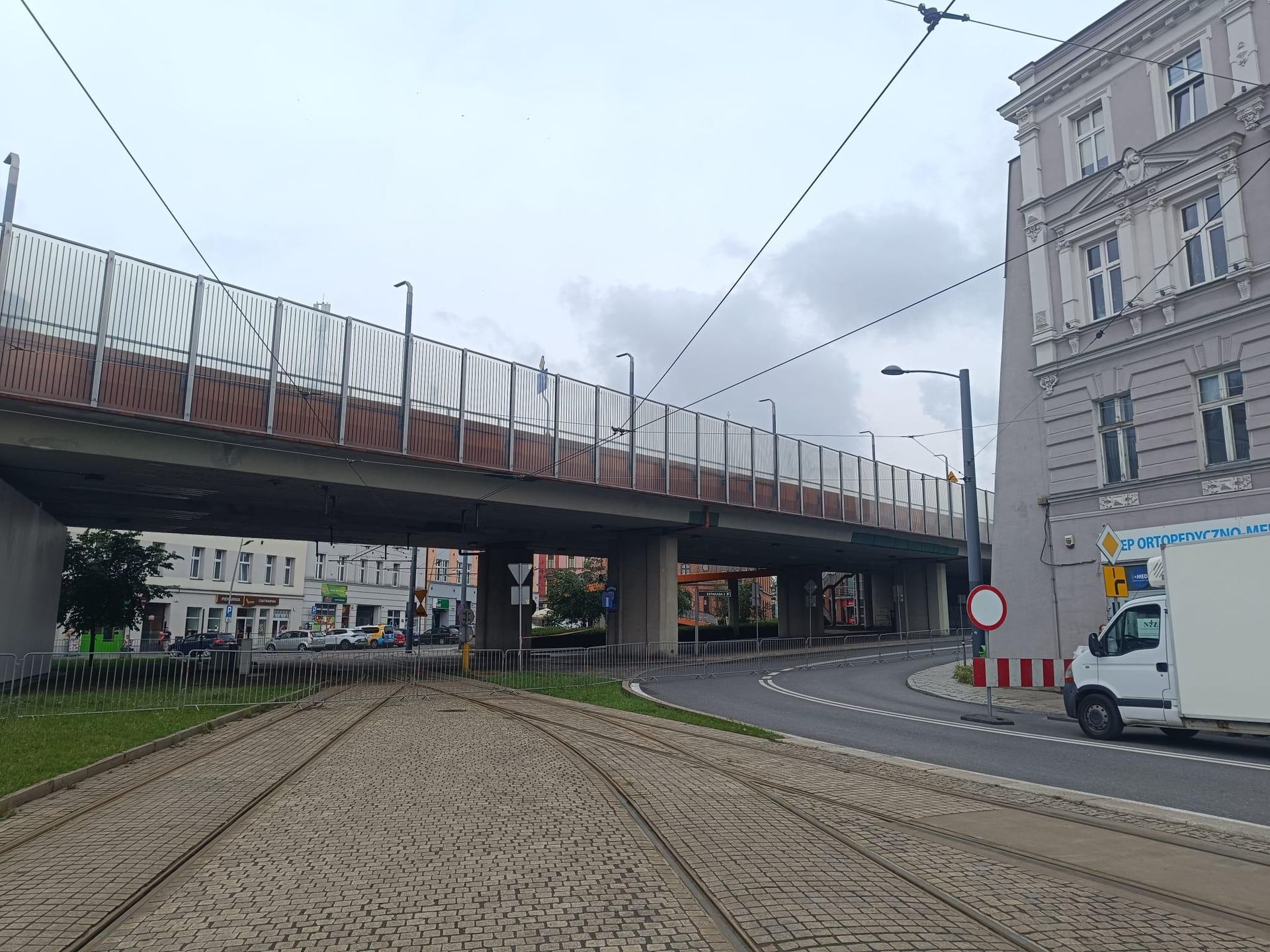 Estakada na Rynkiem w Chorzowie wyłączona z ruchu. Miasto czeka drogowy paraliż