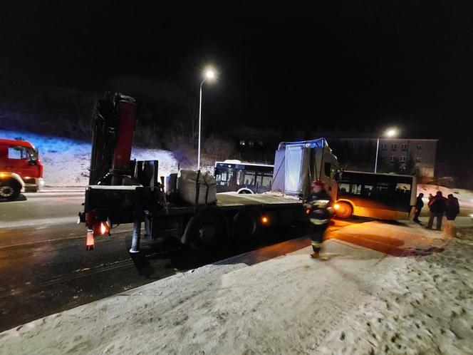 Tir uderzył w auta osobowe i autobus. To na Armii Krajowej w Starachowicach