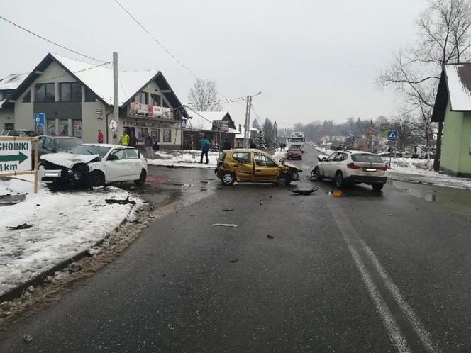 Wypadek nagrała kamera monitoringu. Jest ślisko na drogach, uważajcie!