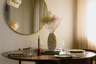 Metamorfoza mieszkania w bloku na warszawskich Bielanach wg projektu pracowni Kanon Design – jadalnia z głębią