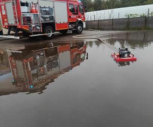 Ulewy, podtopienia, wysoki stan rzek. Świętokrzyskie. Coraz więcej interwencji strażaków 