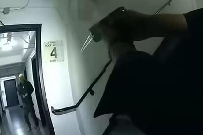 Zabił dwie osoby i zadźgał się na oczach policjantów! Szokujący film