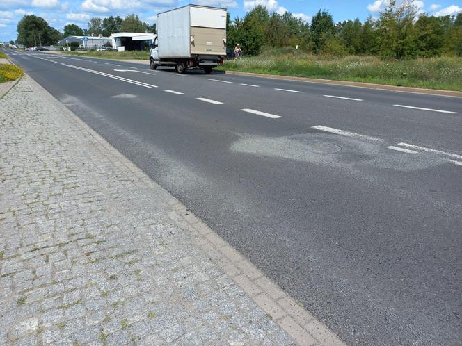 Tak się łata dziury na ulicach Leszna. Grys pryska spod kół