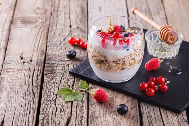 Musli z porzeczkami i malinami - przepis na śniadanie ze świeżych owoców