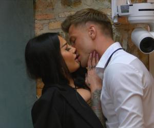 Love Island 9: uczestnicy się pochorowali? Wcześniej całowali się na ekranie na całego