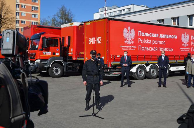 Polscy strażacy wywożą maseczki na wschód