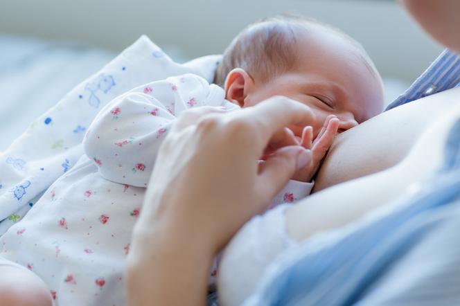 Karmienie piersią chroni dziecko przed koronawirusem? Są nowe badania