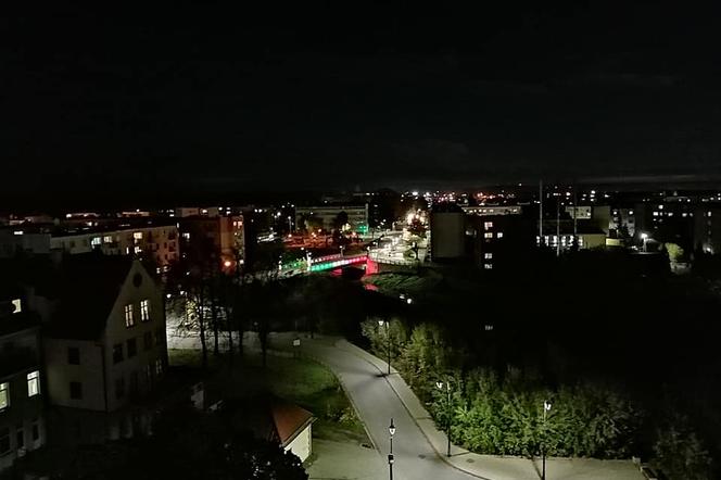  Wieża bramna nocą. Widok na oświetlone miasto rob wrażenie 