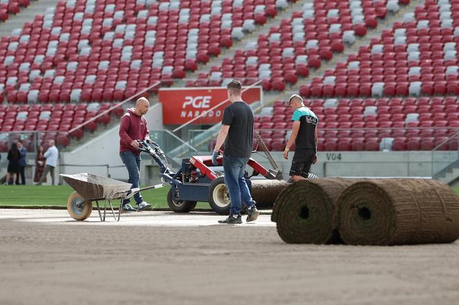 Rozkładanie murawy na Stadionie Narodowym