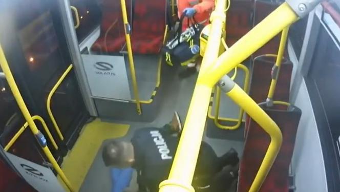 Dramatyczna akcja policji, w autobusie reanimowali mężczyznę