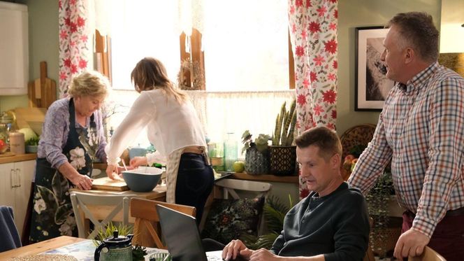 M jak miłość odc. 1875. Artur Rogowski (Robert Moskwa), Paweł (Rafał Mroczek), Franka (Dominika Kachlik), Barbara (Teresa Lipowska)