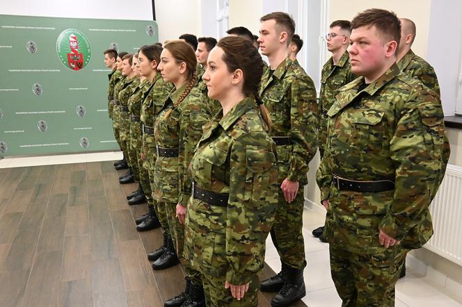 Warmińsko-mazurskie: Mamy 20 nowych strażników granicznych. Złożyli uroczyste ślubowanie [ZDJĘCIA]