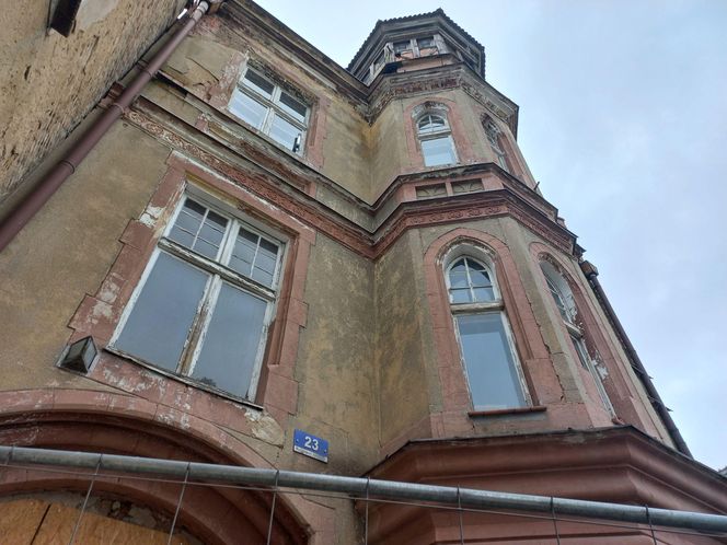 Zabytkowa kamienica przy Królowej Jadwigi w Lesznie odzyska dawny blask
