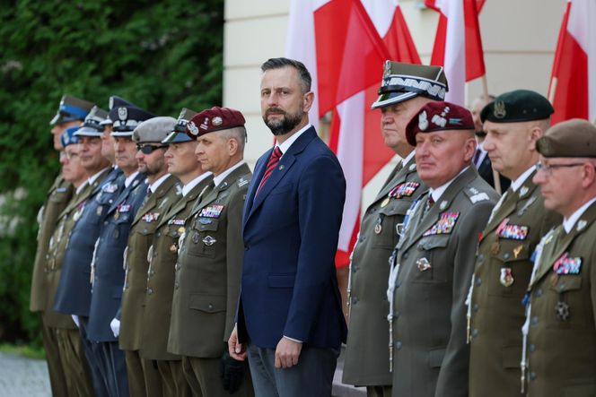 Szef MON wręczył odznaczenia żołnierzom